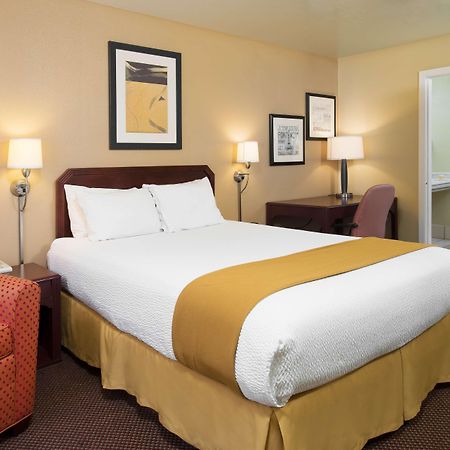 Days Inn By Wyndham Pinole Berkeley Εξωτερικό φωτογραφία